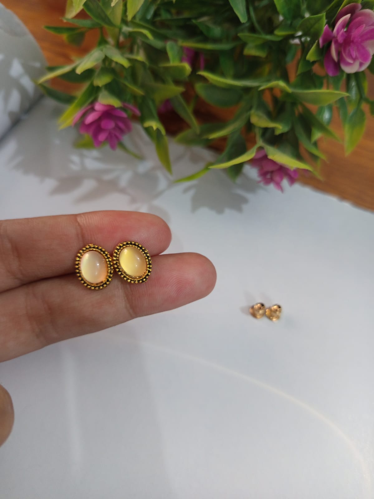 Oval light orange stud