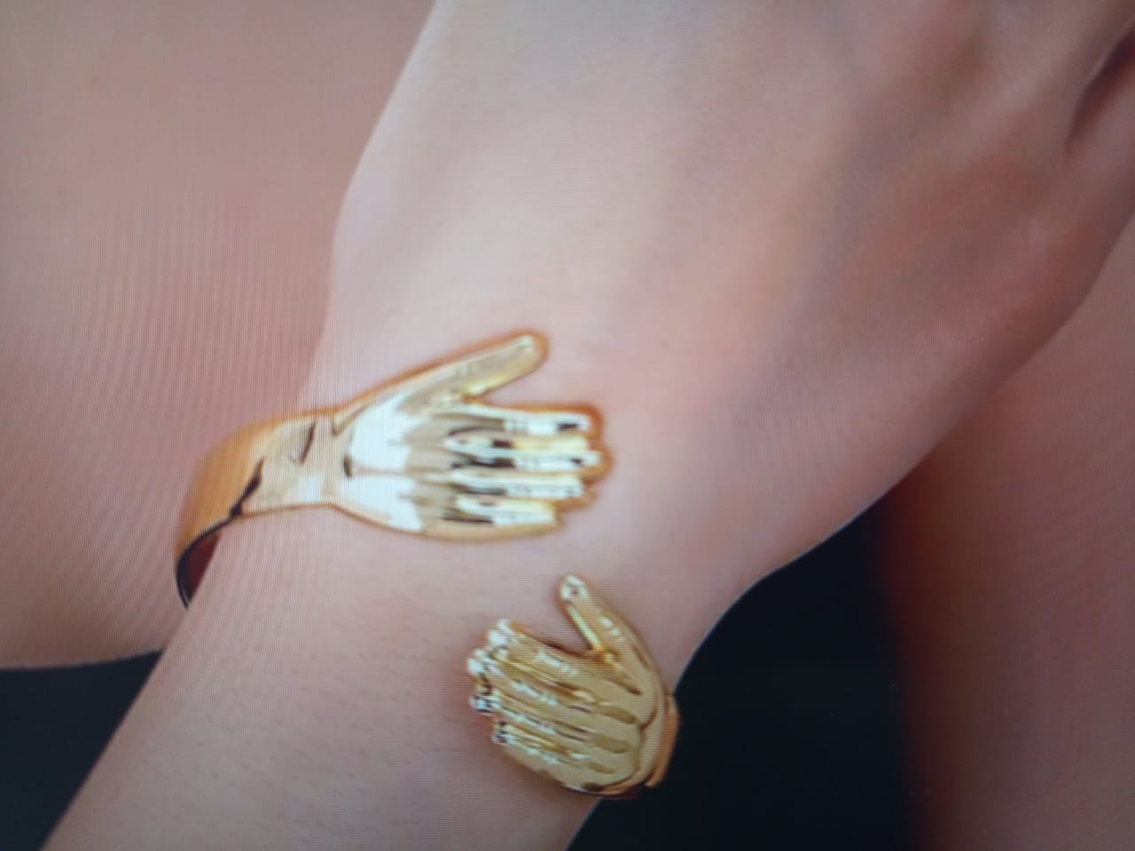 Two-Piece Women's Jewelry Set Featuring a Design of Hands Holding Each Other